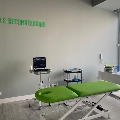 sala de fisioterapia camilla con escaner muscular